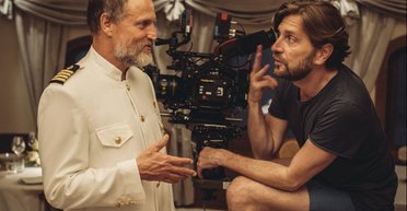 Канны 2022. В фильме-победителе олигархам, страдающим морской болезнью, читают Маркса