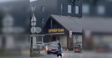 Плавают и купаются: Киев страдает от ливня, затопило ТЦ "Магеллан" (видео)