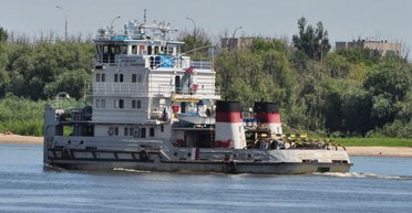 Украинские БПЛА атаковали российские буксир и баржу в Азовском море, — росСМИ (фото, видео)