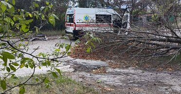 ЗС РФ вдарили по авто швидкої допомоги в Харківській області: поранено медпрацівників (фото)