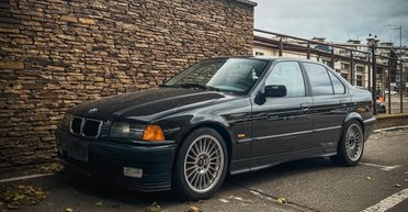 В Украину приехал очень редкий спортивный седан BMW 90-х (фото)