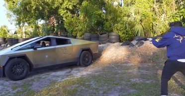 Проверил броню: владелец новой Tesla Cybertruck обстрелял свое авто (видео)