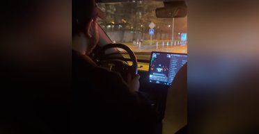 Киевский таксист стал звездой сети, когда "спел" для блогера на камеру (видео)