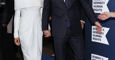 Меган Маркл и принц Гарри посетили благотворительный вечер Кевина Костнера (фото)