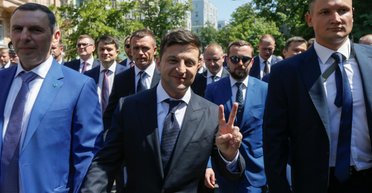 Везет,  как Зеленскому. Почему не сбываются апокалиптические прогнозы политологов