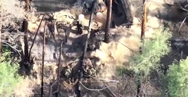 Закидали гранатами бліндаж: піхотинці ЗСУ вдвох узяли в полон штурмовиків ЗС РФ (відео)