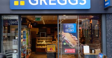 Пахнет лавандой и пугает работников: в пекарне Greggs поселился призрак женщины