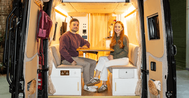 Пара перетворила фургон у квартиру на колесах і заробила на цьому понад $13 тисяч (фото)