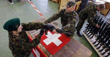 Парламент Швейцарии разрешил правительству одобрять экспорт оружия в определенных случаях, — СМИ