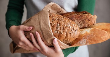 Пальчики оближеш, як у ресторані: що можна приготувати з черствого хліба (фото)