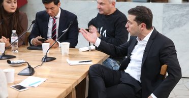 Богдан, бургеры и аргументы. Фоторепортаж: как проходит пресс-марафон Владимира Зеленского