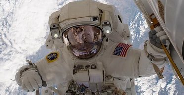 Астронавты NASA "походили" по Луне, покатали космический мотоцикл и тележку: как это было (фото)