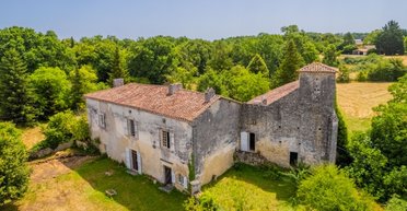 Во Франции на продажу выставили древний монастырь с "комнатой для прокаженных" (фото)