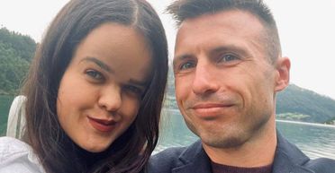 "Люди цькують нас і сміються": нестандартна пара закоханих хоче втекти на віддалений острів (фото)