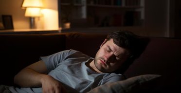 Сон біля телевізора може бути корисним, але не для всіх: що каже лікарка