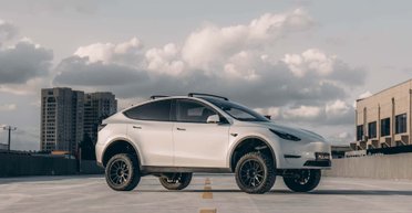Электрокроссовер Tesla Model Y получил необычную версию для тяжелого бездорожья (видео)