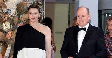 Княгиня Шарлен в элегантном платье отправилась на бал Красного Креста (фото)