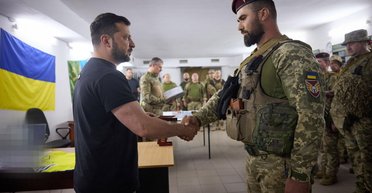 "Довіра з автоматами": боєць ЗСУ розповів, як проходять зустрічі із Зеленським на передовій (відео)