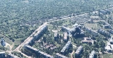 "Точный прилет": бойцы ВСУ показали удар управляемой авиабомбы по штабу РФ в Соледаре (видео)