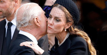 "Улюблена невістка" Кейт Міддлтон зацілувала короля Чарльза на публіці (фото, відео)