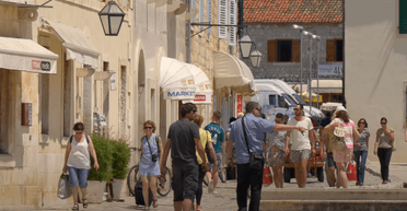 Не можна шуміти навіть на весіллях: популярний курорт ризикує стати містом-привидом