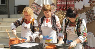 На Стрийщині встановили рекорд України з приготування Красівського пирога: чим особлива страва