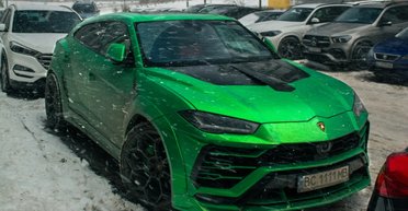 В Украине заметили сверхмощный кроссовер Lamborghini с ярким тюнингом (фото)