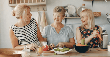 Диетологи назвали 11 продуктов, которые стоит есть женщинам после 50 лет