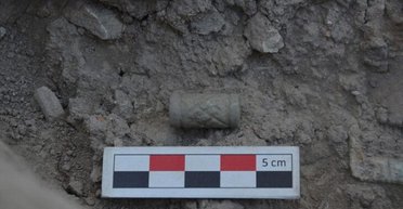 Редкая и нетипичная находка: во время раскопок кургана археологи обнаружили нефритовый артефакт (фото)