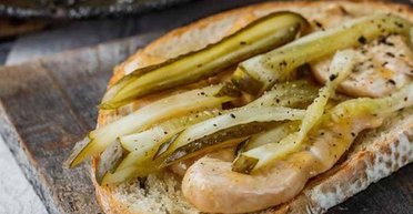 Изысканно и вкусно: рецепт бутербродов с курицей и соусом на завтрак