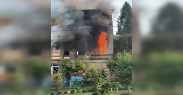 Огонь на втором этаже: в Харькове вспыхнуло здание ТЦК, — соцсети (видео)