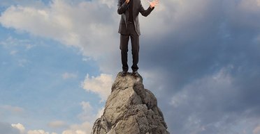 Вы уже перестали пить коньяк по утрам? Как украинцы путешествуют по минному полю манипуляций