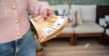 Евро в обменниках — еще дороже: почему евровалюта продолжает дорожать и что будет с курсом дальше