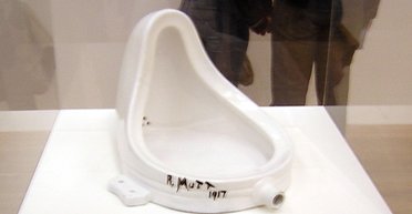 Дюшан-фонтан. Юбилей главного провокатора XX века, несколько раз продавшего писсуар как фонтан