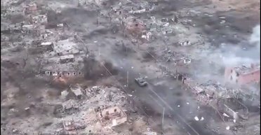 Танк ВСУ залетел на позиции россиян в "освобожденной" Марьинке и расстрелял их в упор (видео)