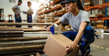 Склади, заводи й полуничнi поля: де працюють та скiльки заробляють українці у Польщі