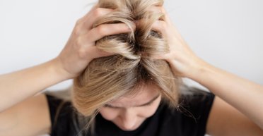 Почему появляется перхоть? 6 причин неприятной проблемы