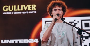 Жартував у повітрі: Байдак застряг над глядачами під час ефектного виходу на сцену (відео)