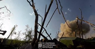 Криють щільним вогнем: 3 ОШБр показала штурми посадок у лісосмузі під Бахмутом (відео)