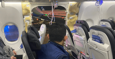 У США під час польоту у літака відірвалася частина фюзеляжу (фото, відео)