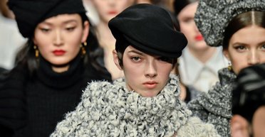 Яркие экошубы и шапки-панамы. Тренды зимней одежды 2020-21