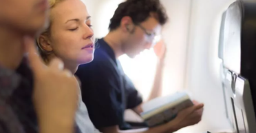 "Не знаю, хто це міг бути": жінка знайшла на своєму місці у літаку загадковий сюрприз (фото)