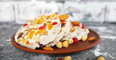 Сирний десерт із сухофруктами та горіхами: смачно і красиво