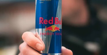 Не могли повірити: тіктокер помістив енергетик під мікроскоп і здивував людей (відео)