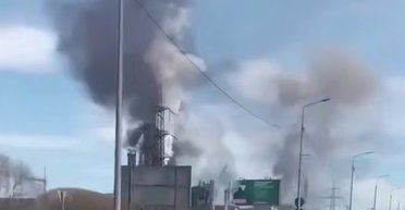 У російському Череповці пролунали вибухи: над хімзаводом здійнявся стовп диму (відео)