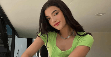 Фанати засудили: телезірку зі статками в $30 млн помітили за "роботою" в супермаркеті