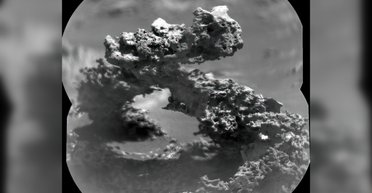 Марсоход Curiosity обнаружил на Марсе каменную арку, похожую на цепь ДНК