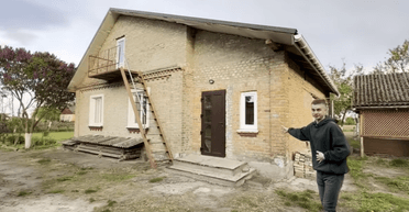 Украинец купил старый дом в селе: прошло 2 года — теперь его не узнать (фото)