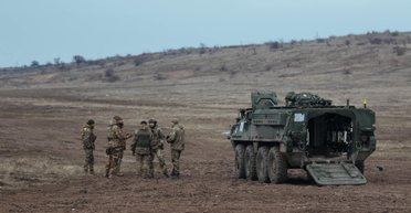 США хотят "бесплатно подарить" БТР Stryker Польше: что достанется Украине