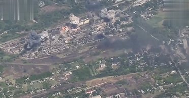 Три бомбы в одну точку: ВС РФ ударили ФАБ-500 по фенольному заводу в Нью-Йорке (видео)